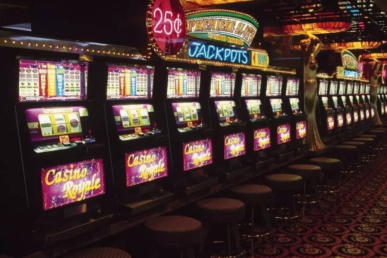 gamejili မိုဘိုင်းအက်ပ် Baccarat နှင့် Slots ဂိမ်းများ ကစားနေသောမြင်ကွင်း